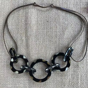 Collar de Cuerno Hecho a Mano con Cadena de Eslabones, Artesanía Artística, Regalo Único para Mujeres, Accesorios de Diseño - Product Image 1