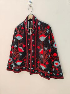 Veste en velours noir brodée Suzani, faite à la main, motif floral, style folklorique, manteau ethnique bohème, veste d'hiver pour femme, vêtement d'extérieur vintage - Product Image 4
