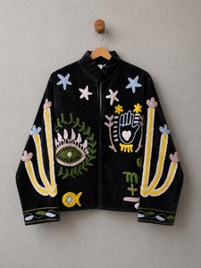 Veste brodée Suzani en velours noir avec motif Œil protecteur et Hamsa, style Bohème pour femme, pièce audacieuse et authentique, manteau artisanal d'art populaire - Product Image 1