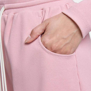 Short de détente personnalisé pour femmes avec poches latérales zippées en molleton brossé super doux avec logo brodé - Product Image 4