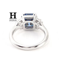 Bague de fiançailles de luxe en diamant bleu de laboratoire taille Asscher, diamant bleu vif fantaisie, trois pierres avec diamants latéraux en forme de bouclier