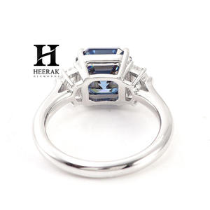 แหวนหมั้นเพชรบลูแล็บโกรว์ทรงแอสเชอร์สุดหรู แหวนเพชรสามเม็ดสีฟ้าสดใส พร้อมเพชรประดับด้านข้างรูปทรงโล่ - Product Image 5
