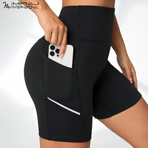 Shorts de compression athlétiques pour femmes, couleur unie noire, taille haute, avec poches, coupe ajustée, séchage rapide, pour yoga, entraînement et course à pied - Product Image 3