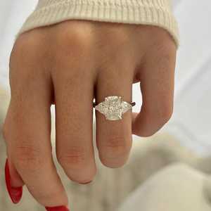 Bague de fiançailles à trois pierres en diamant de laboratoire allongé de 3 carats, or blanc 14 carats, taille trillons, certifiée IGI - Product Image 5