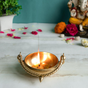 Bol Urli suspendu traditionnel en laiton, décoration artisanale ronde en métal pour les cérémonies religieuses, décoration de la maison pour Diwali - Product Image 2