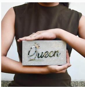 Pochette en résine Boho rouge exclusive Sac à main luxueux en acrylique fait à la main avec finition artistique pour mariages, festivals et événements de mode - Product Image 4