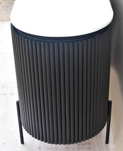 Moderno y Lujoso Mueble de TV Nórdico Ovalado de Madera, Centro de Entretenimiento con Elegante Consola Multimedia Negra Acanalada, Puerta con Ranuras y Superficie de Mármol - Product Image 6