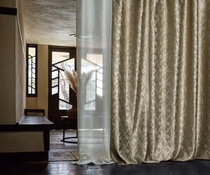 Un magnifique tissu de rideau avec un motif géométrique doré. - Product Image 1