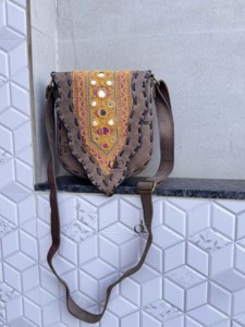 Bolso Bandolera de Cuero Genuino Estilo Banjara, Bolso de Mano Elegante Estilo Gitano, Multicolor, Hecho a Mano para Mujer - Product Image 4