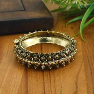 Brazalete Bohemio Antiguo Oxidado, Brazalete Tribal Dorado con Diseño Impresionante |   Joyería Étnica de Inspiración Vintage, Regalo para Mujer - Product Image 4