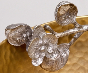 Bols en métal doré martelé de qualité supérieure, faits à la main, décoratifs et glamour, avec accents floraux argentés, élégant accent décoratif pour la maison - Product Image 2