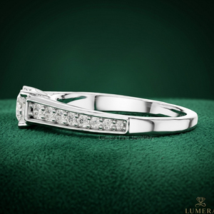 Anillo de Compromiso con Diamante Cultivado en Laboratorio Personalizado, Oro Blanco de 9K, 10K, 14K, 18K, Chapado en Rodio, Lujoso Solitario con Piedras Laterales Engastadas en Canal - Product Image 2