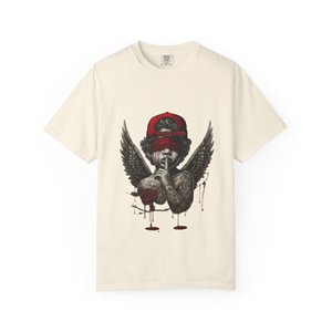 T-shirt tissé à manches courtes pour homme avec motif tatouage ange, casquette rouge et logo rose imprimé sur le devant, style streetwear, col rond, coupe classique - Product Image 1