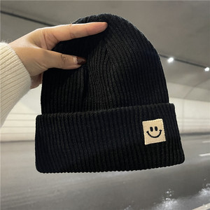 Gorro de Punto Unisex con Parche Bordado de Cara Sonriente, Gorro Acrílico Cálido de Invierno para Adultos - Product Image 4