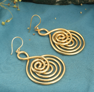 Boucles d'oreilles élégantes en fil de laiton faites à la main pour les fêtes, magnifiques boucles d'oreilles manchette en laiton uniques à prix incroyable - Product Image 6