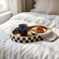 Plateau de service décoratif en bois avec bordure incrustée à carreaux noirs et blancs, collection de décoration et de cadeaux haut de gamme faits à la main