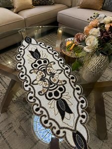 Camino de mesa hecho a mano con cuentas y diseño floral de margaritas para centro de mesa, decoración del hogar y bodas a bajo costo. - Product Image 4