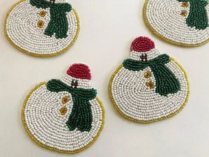 Sous-verre artisanal perlé avec motifs de broderie complexes et finition décorative élégante pour collections d'intérieur. - Product Image 1