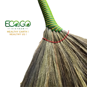 Escoba de Hierba Natural 100% Hecha a Mano con Cerdas Suaves, Mango de Madera Ecológico y Duradero Eco2go Vietnam para Limpieza del Hogar - Product Image 1