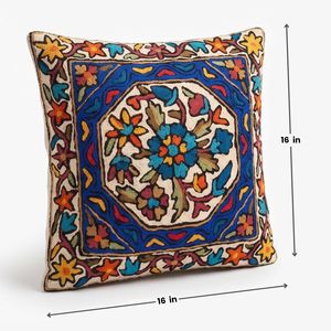 Kashmiri crewel ปลอกหมอนอิงปักลาย-เหรียญแปดเหลี่ยมสีครีมและโคบอลต์สีน้ำเงิน - Product Image 3