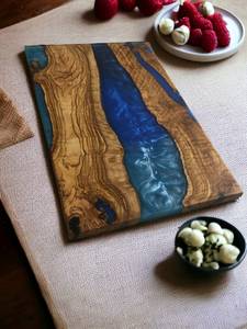 Planche de service élégante et rustique en bois d'acacia et résine, faite à la main, durable, pour fromages, pains, fruits et fêtes - Product Image 6