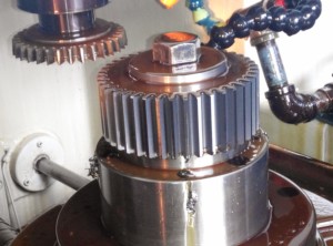 Máquina Formadora de Engranajes CNC Automática de 4 Ejes Sykes Genetron para la Fabricación de Engranajes de Precisión y la Producción Industrial - Product Image 4