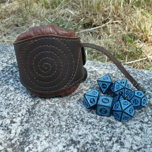Nouvelle conception, qualité supérieure, pochette de rangement pour dés avec cordon de serrage, sac à dés en cuir PU fait main, pochette pour dés pour les jeux de D&D - Product Image 4