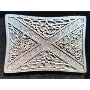 La hebilla de cinturón con diseño de cruz celta es diseñada y fabricada por Gaelic Themes en Escocia y está hecha de material sin plomo. - Product Image 3