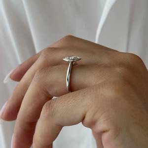 Bague solitaire en diamant de laboratoire ovale de 1,5 carat, sertie clos, bague de fiançailles conique, monture basse unique, certifiée IGI - Product Image 4