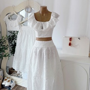 Elegante Conjunto de Top Corto y Falda Midi de Algodón 100% Bordado en Blanco Sólido para Vacaciones de Verano - Product Image 3