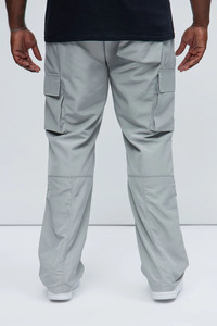 กางเกงคาร์โก้ไนลอนผู้ชายสุดหรู ทรงเข้ารูป น้ำหนักเบา กางเกงอเนกประสงค์ สตรีทแวร์ทันสมัย กระเป๋าหลายช่อง ขายส่งจำนวนมาก - Product Image 2