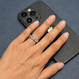 Anillo de Boda Contemporáneo de Oro Blanco de 14K con Diamantes para Mujer, Joyería Minimalista y Elegante para Uso Diario y de Fiesta - Product Image 3