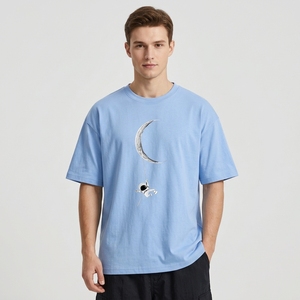 T-shirt Homme Bleu Clair Personnalisé avec Logo, Coton Lourd, Imprimé Graphique Astronaute et Lune - Product Image 1