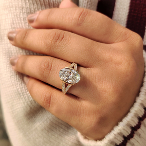 Anillo de compromiso de diamante ovalado cultivado en laboratorio de tamaño personalizado con banda de tallo dividido de oro de 14K para mujer, joyería de moda para bodas y fiestas. - Product Image 2