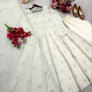 Ensemble de robes ethniques indiennes en soie chinon, prêt à être expédié, avec dupatta à bordure en dentelle perlée et pantalon élastique, vêtements en gros. - Product Image 1