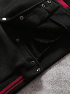 Chaqueta Varsity Letterman para Hombre, Negra y Roja, con Cierre de Broches, Bordada, Estilo Urbano, Chaqueta Bomber - Product Image 3