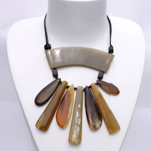 Collar de Cuerno Hecho a Mano de Primera Calidad, Ideal para Joyerías y Líneas Exclusivas de Accesorios de Moda - Product Image 1