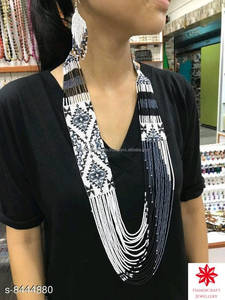 Elegante collar bordado a mano con cuentas de cristal brillantes Joyería elegante y atemporal para mujeres de todas las edades - Product Image 2