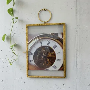 Cadre photo rectangulaire vintage en laiton/verre au design artisanal avec crochet en anneau pour suspension murale verticale, modèle décoratif PF970 - Product Image 1