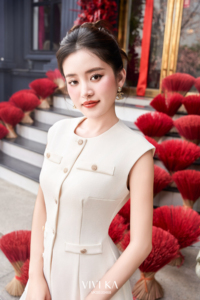 ชุดเซ็ตสองชิ้นสำหรับผู้หญิง เสื้อกั๊กสีครีมและกระโปรงพลีท ชุดเสื้อเปปลัมติดกระดุมสีทอง ผ้าโพลีเอสเตอร์/สแปนเด็กซ์ รุ่น SAHRA - Product Image 4