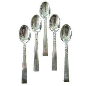 Juego de cucharas de plata de tendencia en acero inoxidable con acabado de espejo perfecto para servir y mezclar en casa - Product Image 1