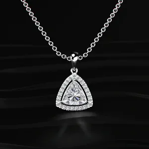 Pendentif halo en or blanc 14 carats avec diamant de laboratoire taille trilune clarté VVS, certifié IGI, couleur D-E - Product Image 3