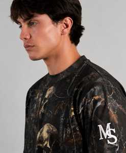 Camiseta con Estampado de Calavera y Camuflaje: Camiseta Gráfica de Estilo Salvaje Oscuro para Hombre, Diseño de Calavera Audaz con Estampado de Camuflaje Inspirado en la Naturaleza, Ropa Urbana Moderna - Product Image 3