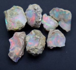 Opale d'Éthiopie naturelle brute, opales multicolores de bonne qualité, pierres brutes de taille libre, prix de gros, pierre de naissance d'octobre, rouge et verte - Product Image 1