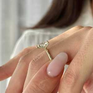 Bague de fiançailles unique avec diamant de laboratoire en forme de poire de 2 carats, sertie de griffes, or jaune 14 carats, certifiée IGI - Product Image 5