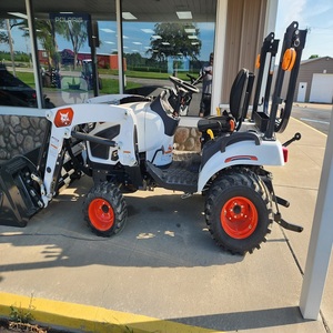 Tracteur Bobcat, machine agricole compacte et performante, conçue pour une grande durabilité et un fonctionnement fluide dans les travaux d'aménagement paysager, de tonte et de transport. - Product Image 2