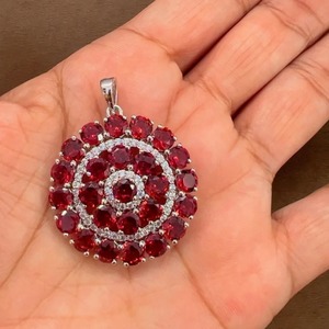 จี้รูปดอกไม้ประดับโกเมนแท้ 100% สำหรับผู้หญิงจาก Rhaya Jewels ชุบโรเดียม เงินสเตอร์ลิง ดีไซน์เรียบง่าย แรงบันดาลใจจากธรรมชาติ ของขวัญสุดพิเศษ - Product Image 2