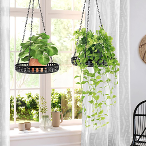 Panier suspendu décoratif en fer noir avec suspension à chaîne et rebord surélevé pour pots de fleurs, intérieur, extérieur, balcon, patio, jardin - Product Image 5