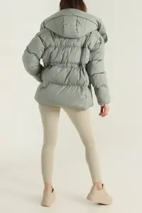 Veste d'hiver chaude et tendance pour femmes, design personnalisé avec logo, doublure en cuir de mouton, doublure en nylon, tissu en toile pour une utilisation en extérieur - Product Image 5