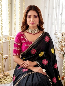 Sari de Seda Negro Bordado con Flores y Blusa Rosa para Mujer, Traje Tradicional Indio para Bodas - Product Image 4